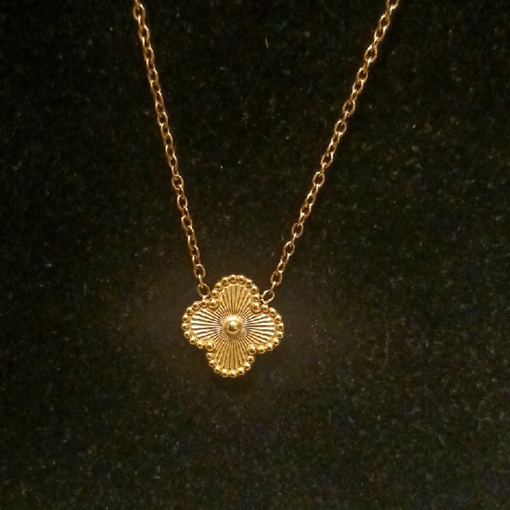 Elegant Gold Pendant Necklace